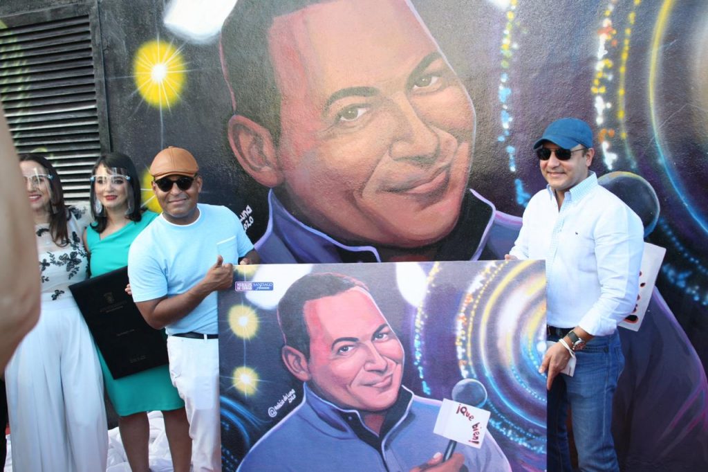 Tony Dandrades recibe replica de su mural