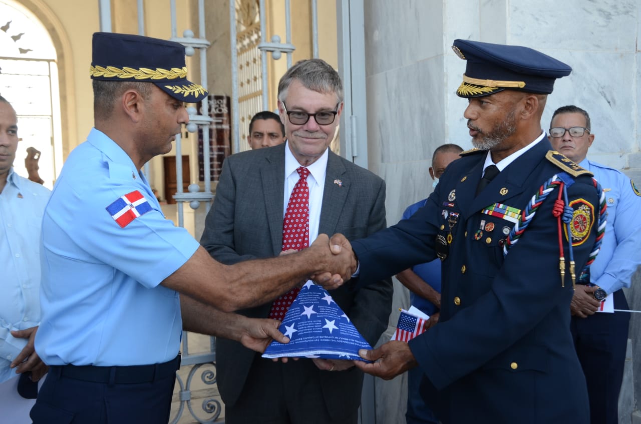 Alcalde Anderson recibe bandera con nombres simbolicos victimas 11 de septiembre