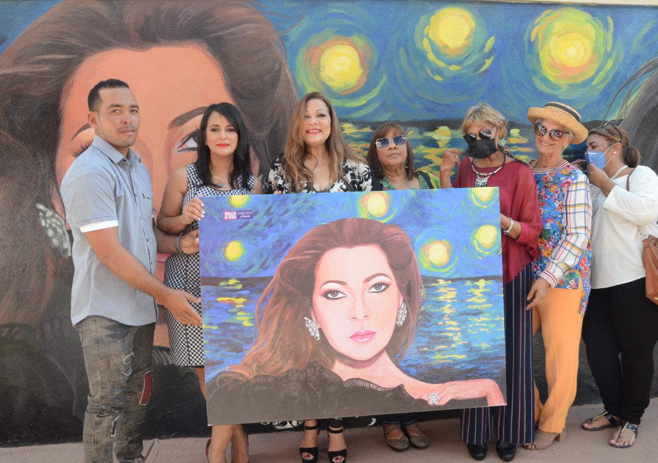 En este momento estás viendo Alcaldía Santiago reconoce carrera artística de Angela Carrasco y dedica bello mural en su honor