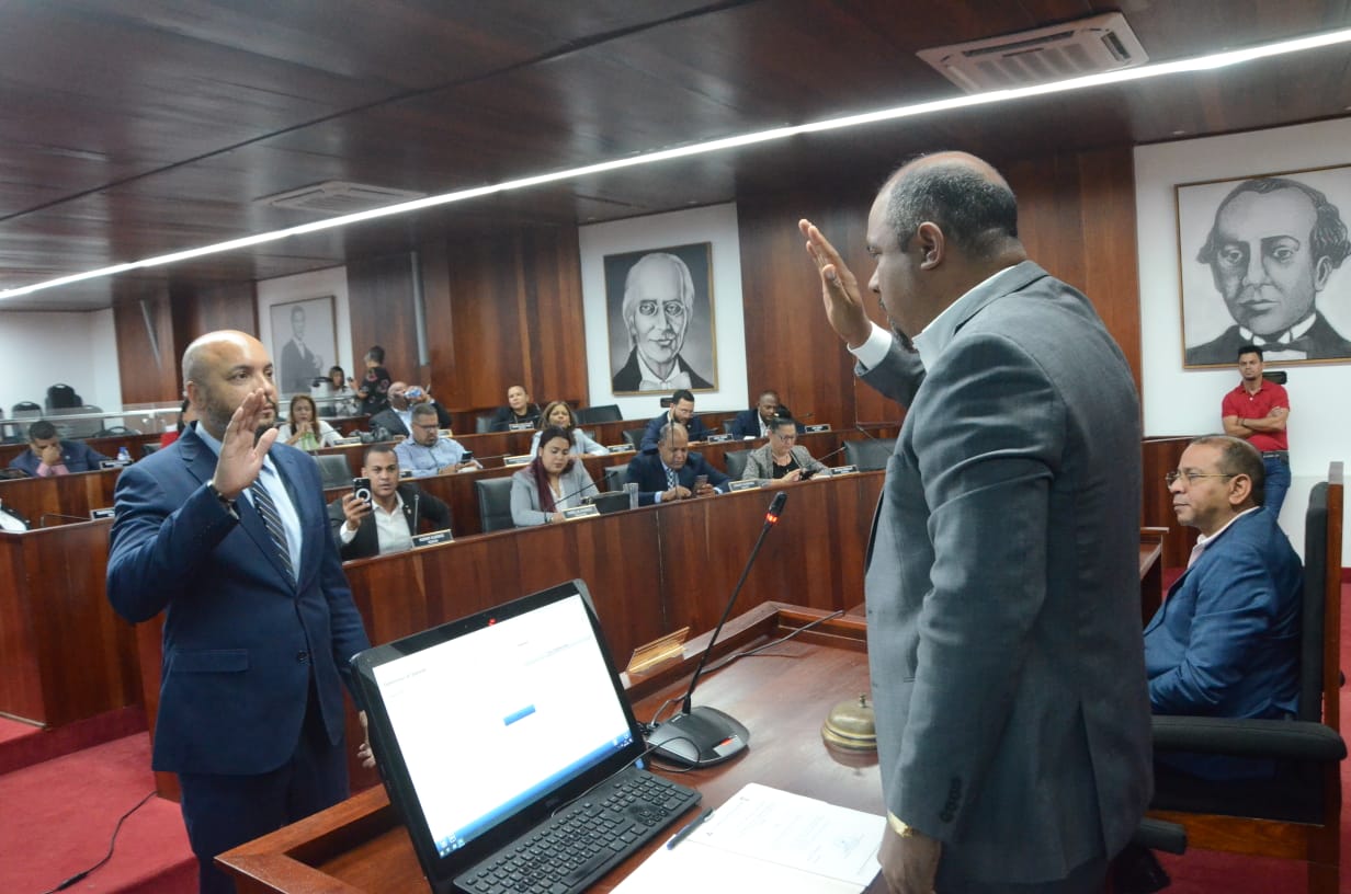 En este momento estás viendo Concejo de Regidores Ayuntamiento de Santiago ratifica a Sergio Beato como secretario y elige comisiones de trabajo