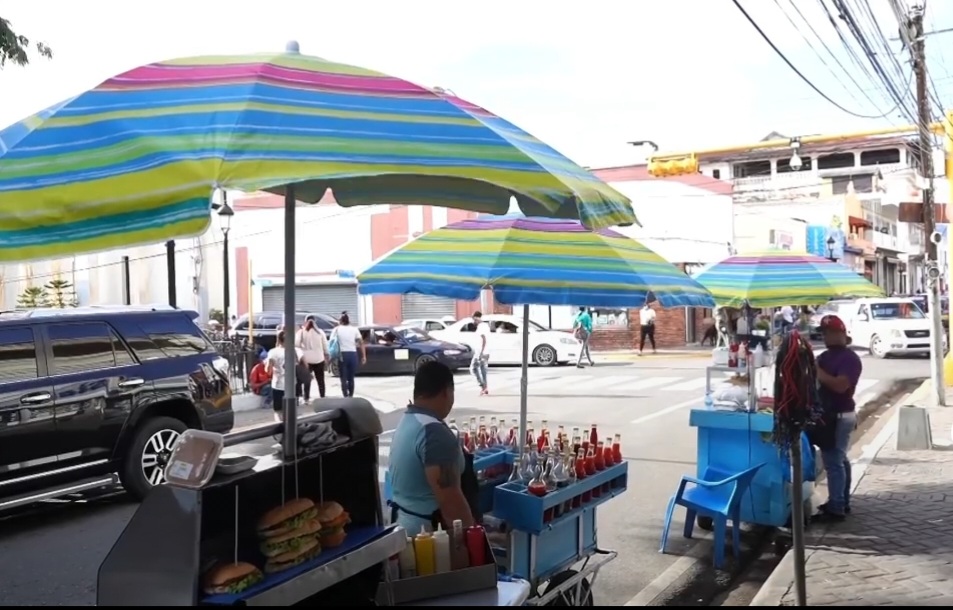 Lee más sobre el artículo Alcaldía Santiago realiza operativo de distribución de sombrillas multicolores a vendedores informales que operan en la ciudad