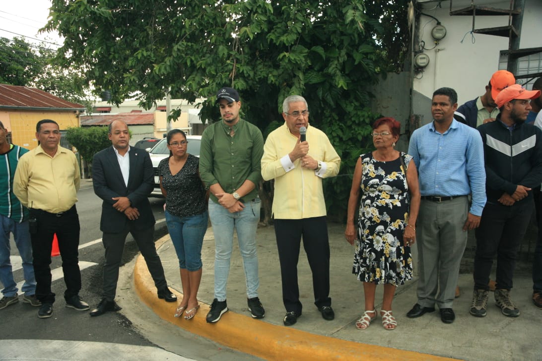 Lee más sobre el artículo Ayuntamiento de Santiago entrega trabajos aceras y contenes en el sector Nibaje