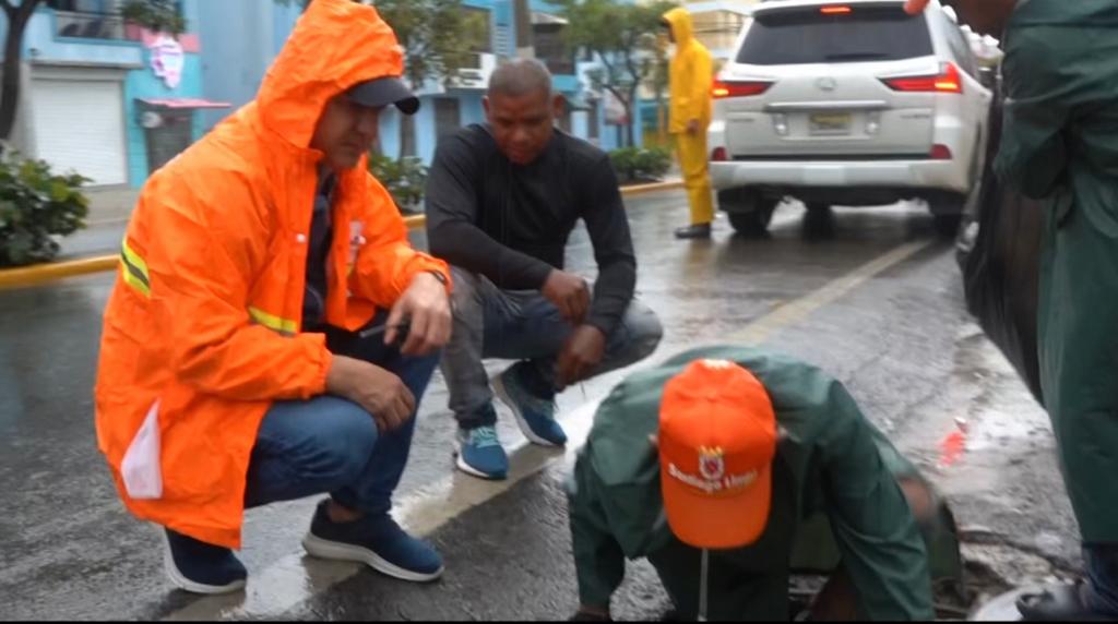 Lee más sobre el artículo Alcalde Abel Martínez salió a las calles desde muy temprano y recorrió las zonas vulnerables del municipio