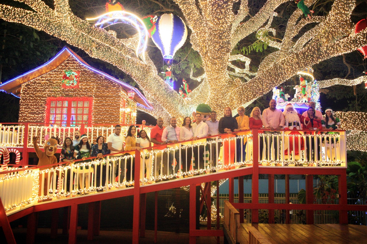 Lee más sobre el artículo Regidores disfrutan junto a sus familiares del árbol de Navidad la Casita de Santa