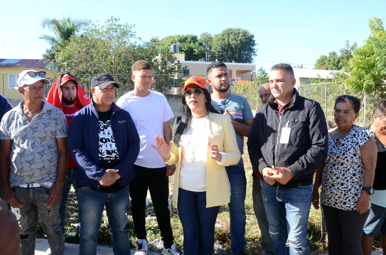 Lee más sobre el artículo Alcalde Abel Martínez lleva aceras y contenes a La Noriega en la zona sur del municipio