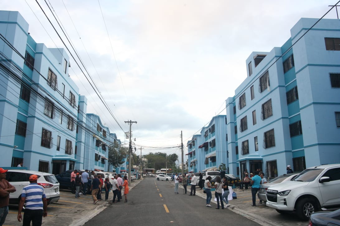 Lee más sobre el artículo Alcaldía Santiago hizo entrega remozamiento edificios multifamiliares de Los Profesores en Pontezuela
