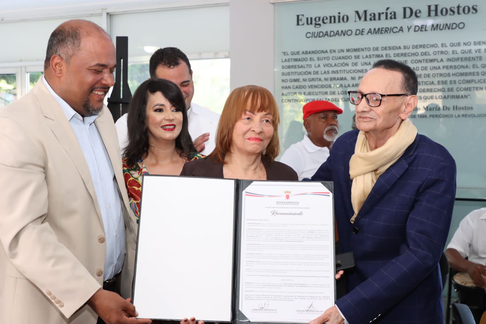 Lee más sobre el artículo Ayuntamiento de Santiago reconoce a Luis Segura como “Visitante Distinguido”