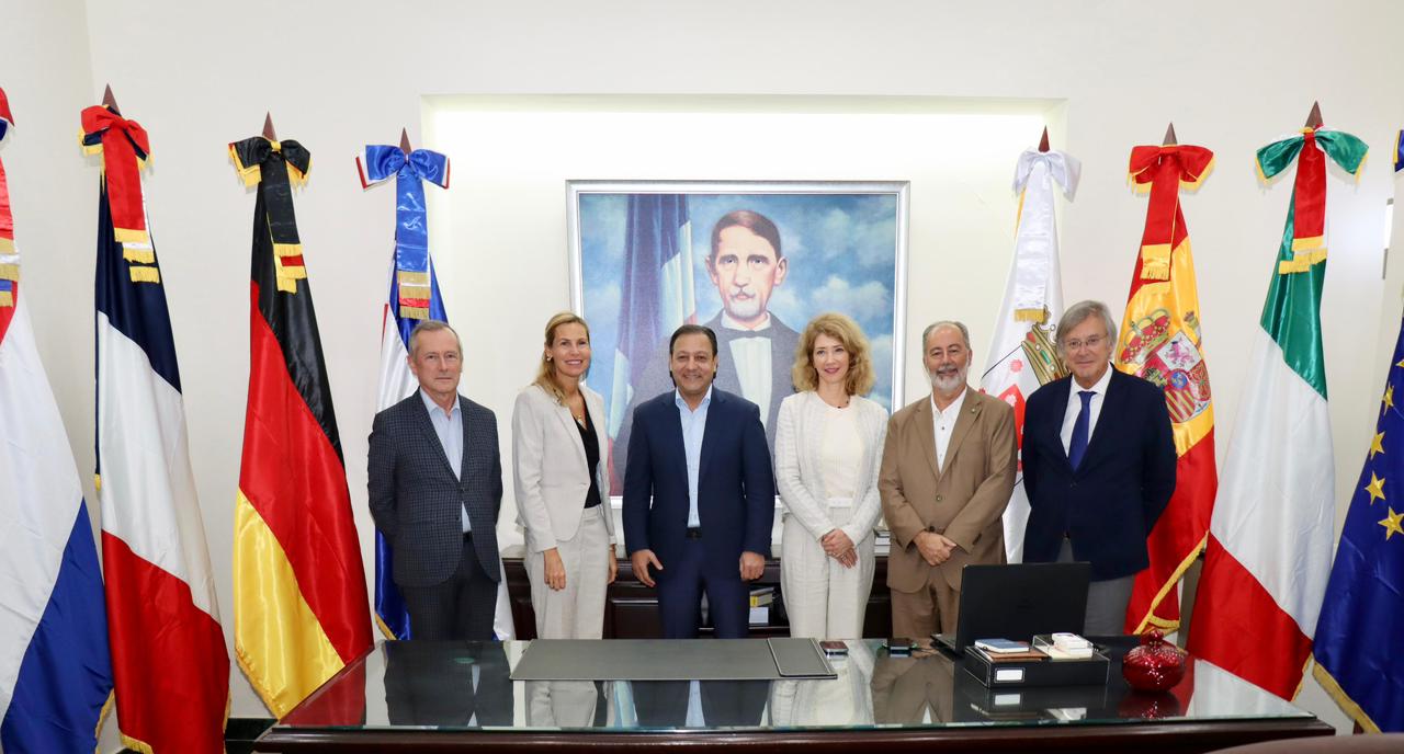 Lee más sobre el artículo Alcalde Abel Martínez recibe en su despacho visita de cinco embajadores