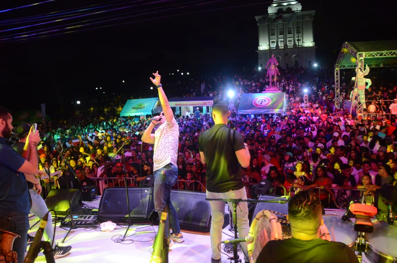 Lee más sobre el artículo Tarima alcaldía reúne a miles de personas en Carnaval de Santiago 2024